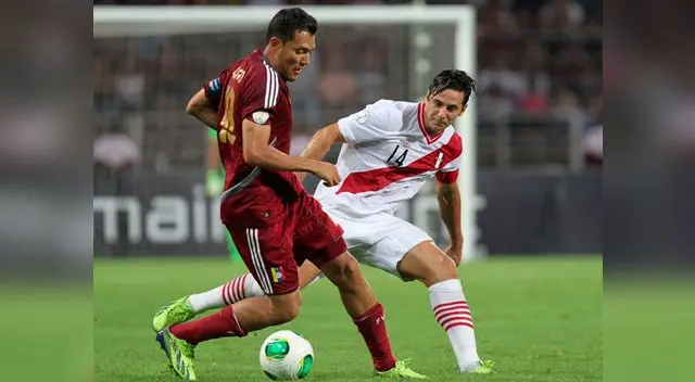 Juan Arango enfrentando a Claudio Pizarro en un Venezuela vs. Perú por Eliminatorias a Brasil 2014. Juan Arango enfrentando a Claudio Pizarro en un Venezuela vs. Perú por Eliminatorias a Brasil 2014.