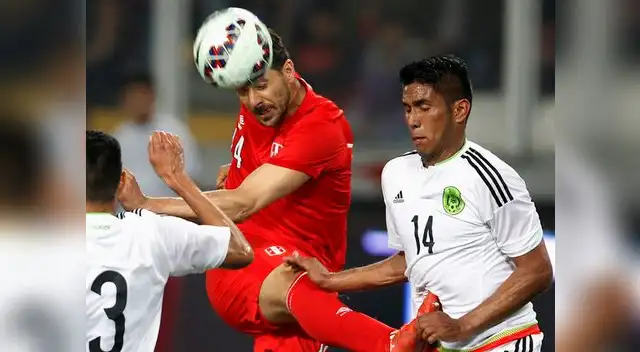 Claudio Pizarro fue criticado por los hinchas tras el empate de Perú contra México.