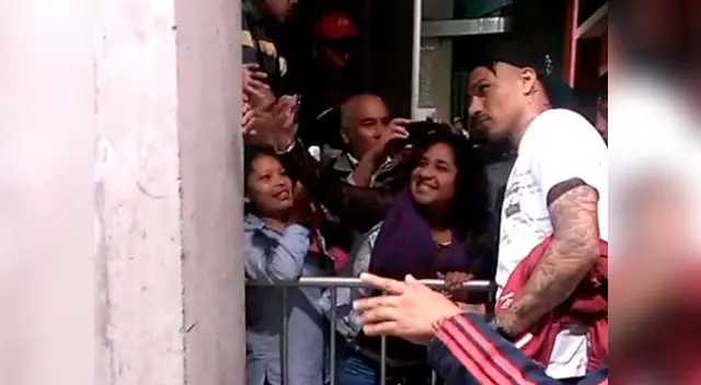 Paolo Guerrero fue asesiado por los hinchas a su salida del Estadio Nacional. Paolo Guerrero fue asesiado por los hinchas a su salida del Estadio Nacional.