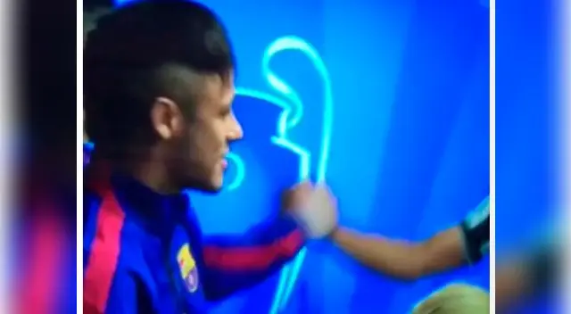 Frío saludo entre Suárez y Evra Frío saludo entre Suárez y Evra
