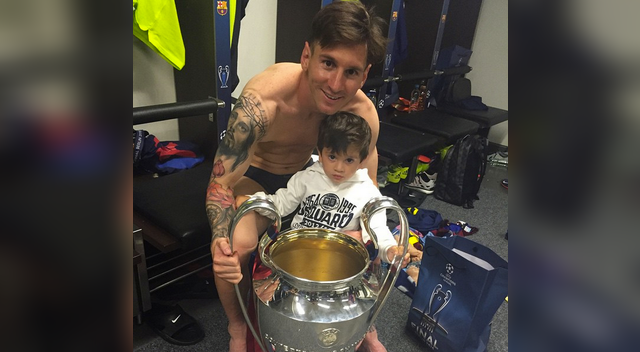 Messi con su hijo Thiago en los vestuarios 