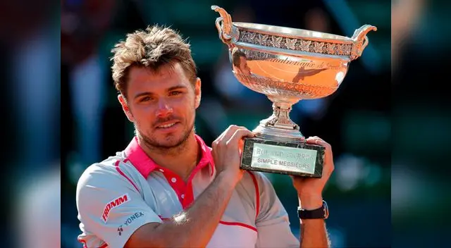Stanislas Wawrinka posando con su título de Roland Garros.