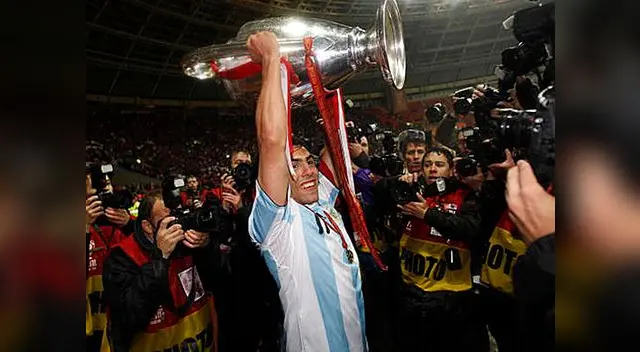 Carlos Tévez logró la Champions con Manchester United en 2008 y la Libertadores con Boca Juniors en 2003. Carlos Tévez logró la Champions con Manchester United en 2008 y la Libertadores con Boca Juniors en 2003.