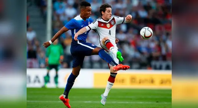 Alemania vs. Estados Unidos: Agudelo intenta ganarle el balón a Rudy.