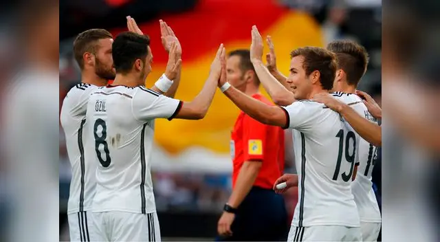 Alemania vs. Estados Unidos: Mario Gotze celebra su gol junto a sus compañeros.
