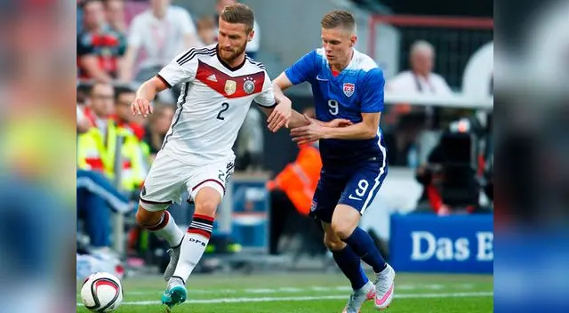 Alemania vs. Estados Unidos: Mustafi (i) disputa el balón con Johansson.