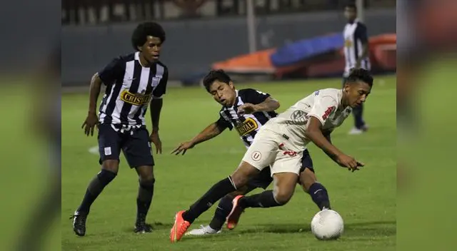 Alianza Lima vs. Universitario: Christofer Gonzales cae ante el rigor de Willyan Mimbela.