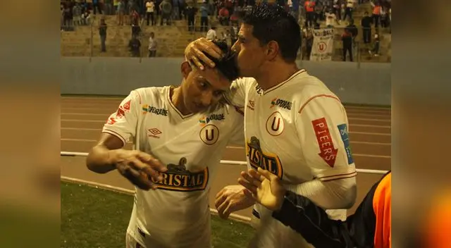 Alianza Lima vs. Universitario: Carlos Grossmuller celebra su gol con Christofer Gonzales, autor del 1-0.