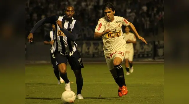 Alianza Lima vs. Universitario: Juan Diego Gutiérrez intenta superar a Roberto Guizasola.