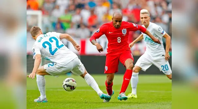 Inglaterra vs. Eslovenia: Delph intenta superar a su marcador.