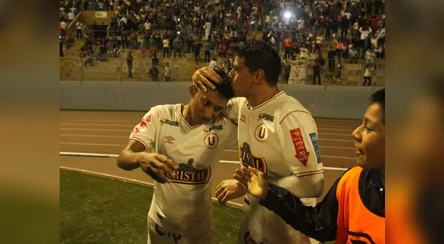Christofer Gonzales y Carlos Grossmuller celebran el gol del último en el Universitario vs. Alianza en Trujillo.