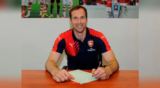 Petr Cech en la firma de contrato como nuevo jugador del Arsenal. Petr Cech en la firma de contrato como nuevo jugador del Arsenal.