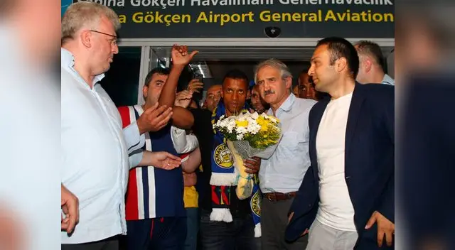 Nani en el aeropuerto de Estambul recibido por los hinchas del Fenerbahce Nani en el aeropuerto de Estambul recibido por los hinchas del Fenerbahce