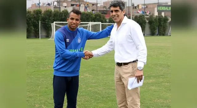 Junior Ponce fue formado en Cantolao y fichó por Alianza Lima en 2012. Junior Ponce fue formado en Cantolao y fichó por Alianza Lima en 2012.