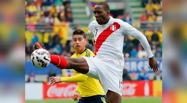 Luis Advíncula controla el balón ante la mirada de James Rodríguez. Luis Advíncula controla el balón ante la mirada de James Rodríguez.