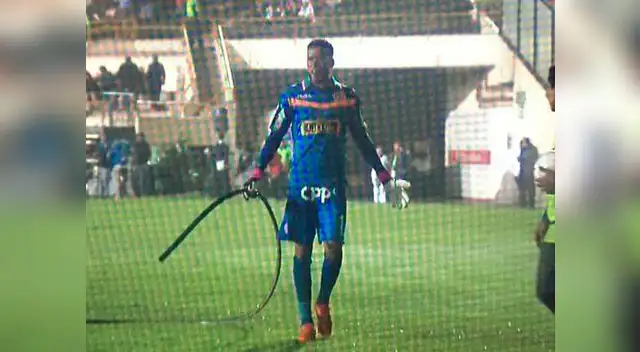 Universitario vs. Juan Aurich: Pedro Gallese retiró manguera con la que mojaron su área tras apagón Universitario vs. Juan Aurich: Pedro Gallese retiró manguera con la que mojaron su área tras apagón