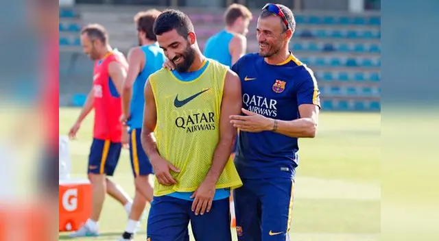 Luis Enrique bromea con Arda Turan en un entrenamiento del Barcelona. Luis Enrique bromea con Arda Turan en un entrenamiento del Barcelona.