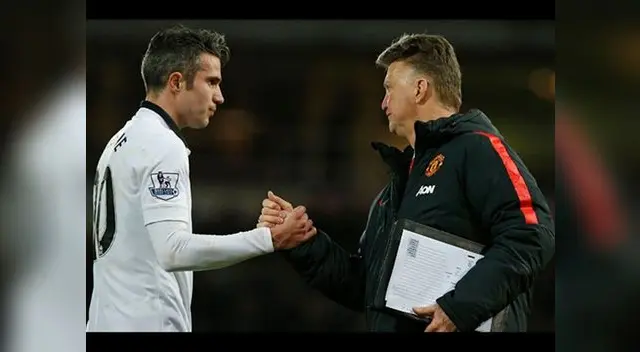 Robin Van Persie estrechan manos con Louis Van Gaal la temporada pasada.