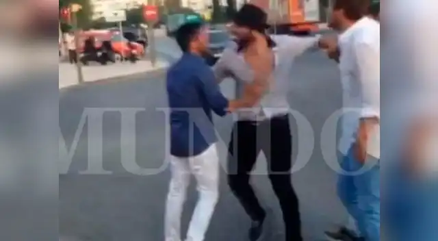 Gonzalo Higuaín es detenido por sus amigos para no agredir a hincha argentino.