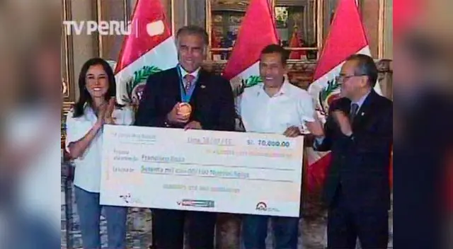Ollanta Humala premia a Francisco Boza en Palacio de Gobierno. Ollanta Humala premia a Francisco Boza en Palacio de Gobierno.