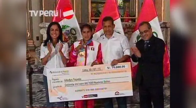 Ollanta Humala premia a Gladys Tejada en Palacio de Gobierno. Ollanta Humala premia a Gladys Tejada en Palacio de Gobierno.