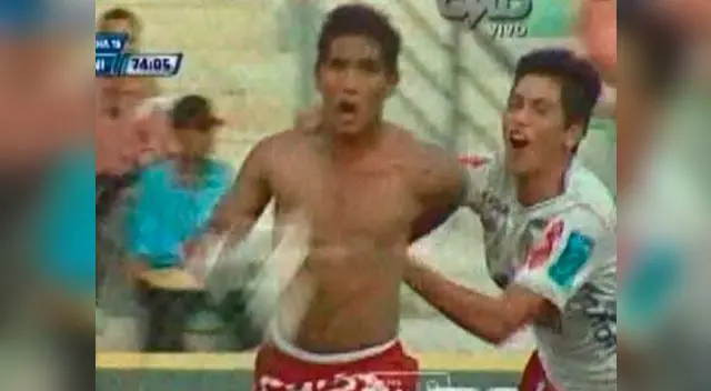 Universitario vs. Sport Loreto: Roberto Siucho celebra su golazo con César Huamantica. Universitario vs. Sport Loreto: Roberto Siucho celebra su golazo con César Huamantica.