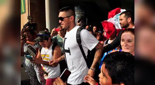 Juan Vargas desata locura en hinchas de Real Betis en su llegada a España. Juan Vargas desata locura en hinchas de Real Betis en su llegada a España.