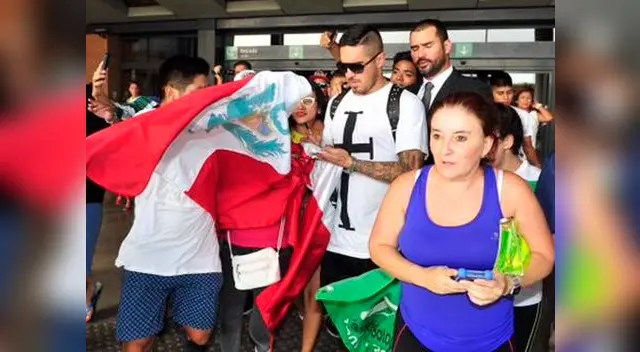 Juan Vargas desata locura en hinchas de Real Betis en su llegada a España. Juan Vargas desata locura en hinchas de Real Betis en su llegada a España.