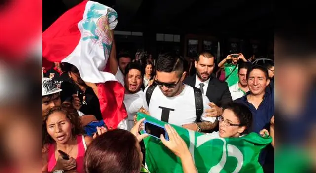 Juan Vargas desata locura en hinchas de Real Betis en su llegada a España. Juan Vargas desata locura en hinchas de Real Betis en su llegada a España.