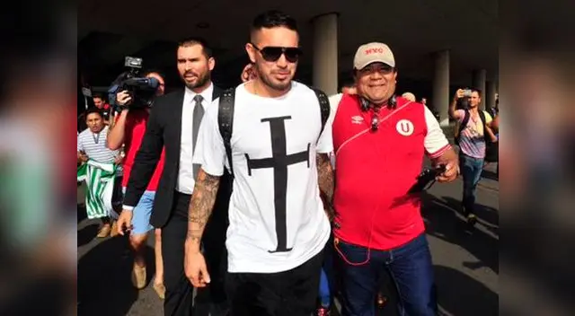 Juan Vargas desata locura en hinchas de Real Betis en su llegada a España. Juan Vargas desata locura en hinchas de Real Betis en su llegada a España.