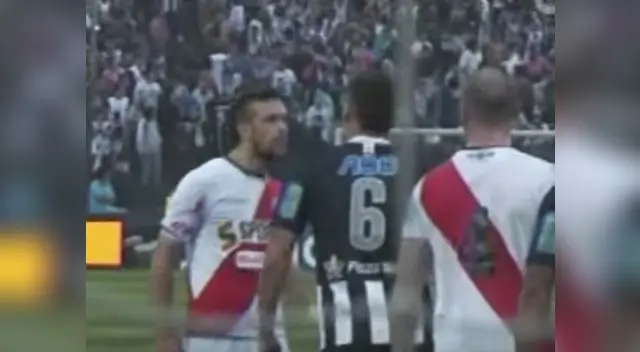 Luis García y Pablo Míguez intercambian palabras en el Alianza Lima vs. Deportivo Municipal.