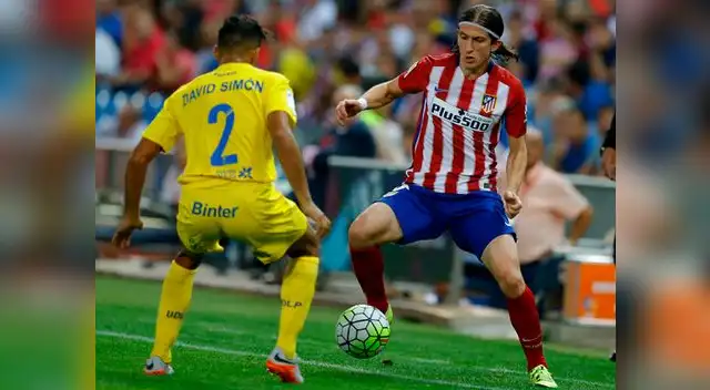 Filipe Luis, uno de los mejores del Atlético, encara a David Simón.