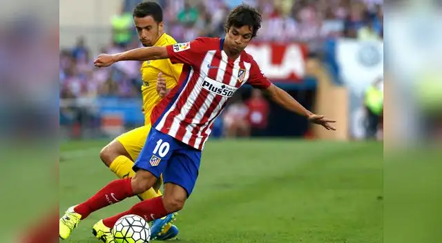 Óliver Torres se escapa de Hernán Santana.