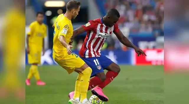 Jackson Martínez controla el balón ante un rival de Las Palmas.