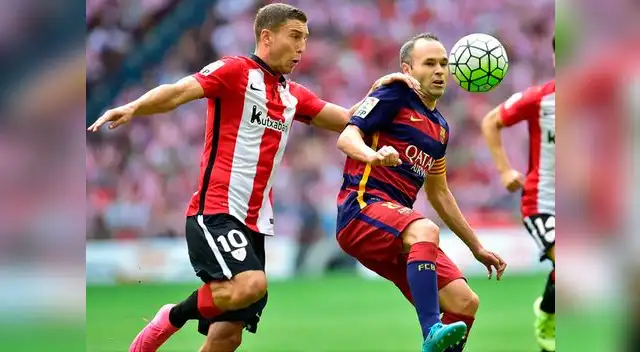Barcelona vs. Athletic de Bilbao: Andres Iniesta disputa el balón con Oscar De Marcos.