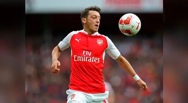 Arsenal: lMesut Özil fue sorprendido con modelo Amine Gulse por las calles de Londres.