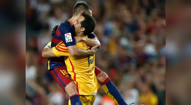 Barcelona vs. Málaga: Claudio Bravo y Jordi Alba se abrazan tras un triunfo sufrido en el Camp Nou. Barcelona vs. Málaga: Claudio Bravo y Jordi Alba se abrazan tras un triunfo sufrido en el Camp Nou.