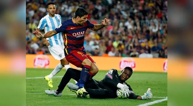 Barcelona vs. Málaga: Luis Suárez disputa un balón con Carlos Kameni. Barcelona vs. Málaga: Luis Suárez disputa un balón con Carlos Kameni.