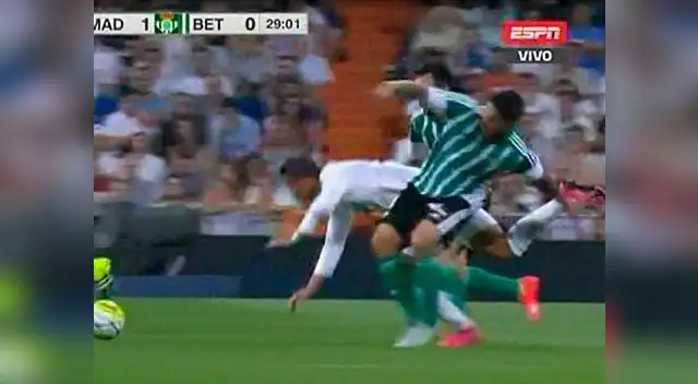 Juan Vargas se cansó de 'jugaditas' de Cristiano Ronaldo y lo paró con está fuerte falta Juan Vargas se cansó de 'jugaditas' de Cristiano Ronaldo y lo paró con está fuerte falta