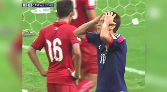 Shinji Kagawa no puede creer lo que falló ante Camboya.