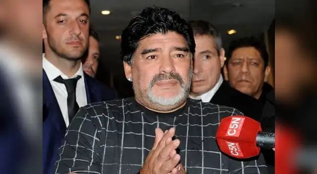 Youtube: Diego Armando Maradona y Rocío Oliva rematan tiros libres desde Dubai.