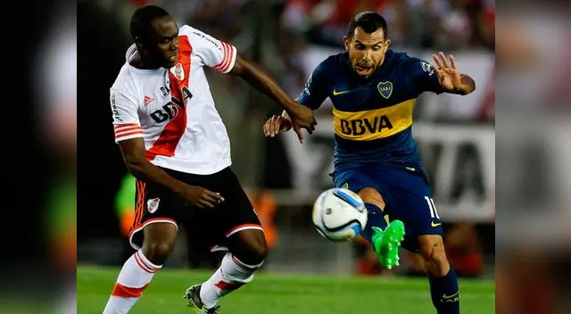 Carlos Tévez intenta superar la marca de Álvarez Balanta. Carlos Tévez intenta superar la marca de Álvarez Balanta.
