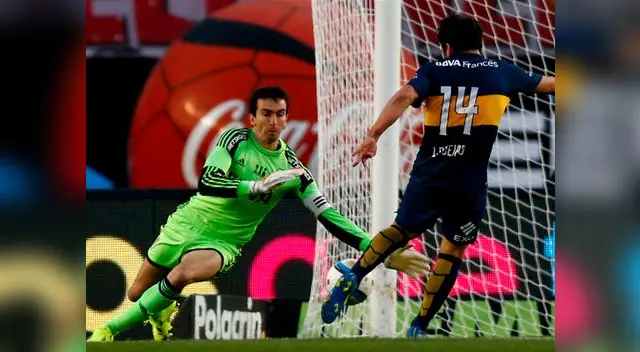 Nicolás Lodeiro fusila a Marcelo Barovero para anotar el gol triunfal de Boca Juniors. Nicolás Lodeiro fusila a Marcelo Barovero para anotar el gol triunfal de Boca Juniors.