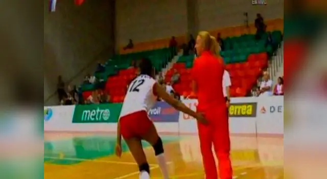 Perú vs. China: Ángela Leyva le dio una 'palmadita' a Natalia Málaga para festejar un punto Perú vs. China: Ángela Leyva le dio una 'palmadita' a Natalia Málaga para festejar un punto