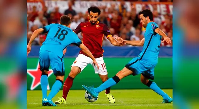 Barcelona vs. AS Roma: Mohamed Salah intenta escaparse de Alba y Busquets.