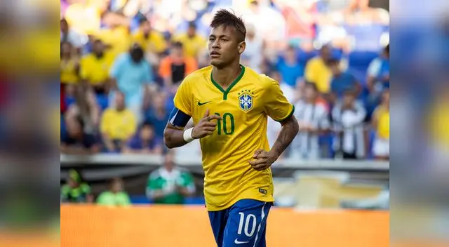 Roberto Carlos sobre Neymar: "él destaca más en el Barcelona a comparación de la selección de Brasil" .