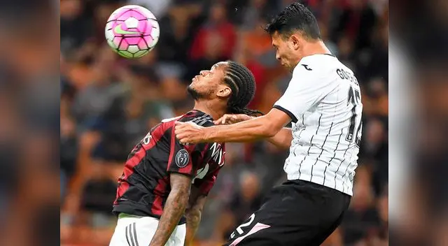 AC Milan vs. Palermo: Luiz Adriano no puede con la marca de González.