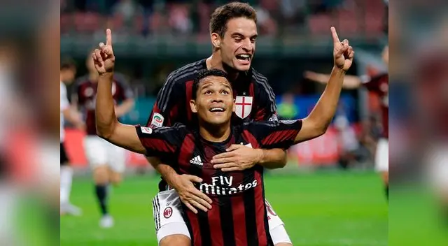 AC Milan vs. Palermo: Carlos Bacca celebra su golazo junto a Bonaventura.
