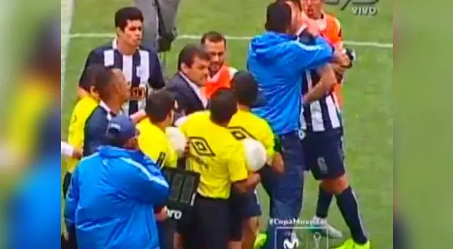 Alianza Lima vs. Real Garcilaso: Gustavo Roverano y sus airadas reclamos a Luis Garay.