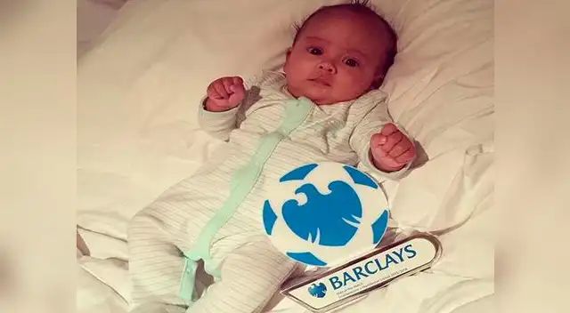 Anthony Martial: hija del jugador del Manchester United posó con el trofeo del mejor jugador del partido.